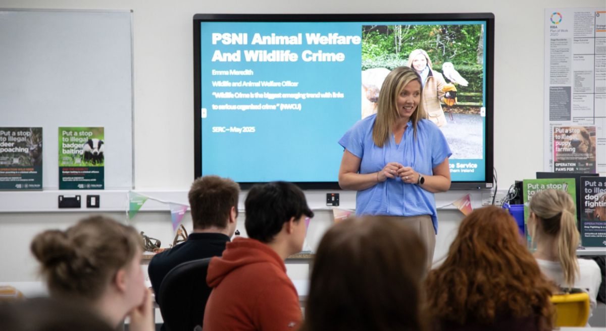 Picture of PSNI Wildlife and Animal Welfare Officer Emma Meredith talking to students